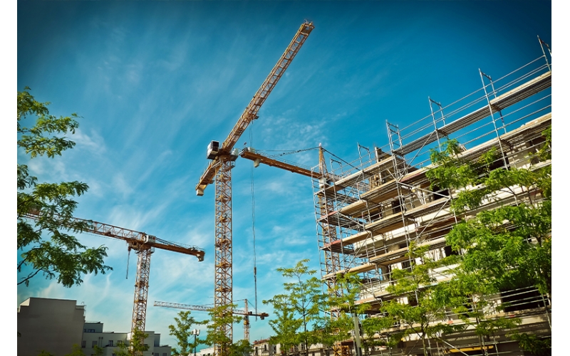 建筑施工項(xiàng)目管理項(xiàng)目是建筑施工企業(yè)最基本的業(yè)務(wù)單元，企業(yè)開(kāi)展數(shù)字化轉(zhuǎn)型要以項(xiàng)目為基石，緊緊圍繞不同項(xiàng)目類(lèi)型、階段、業(yè)務(wù)全場(chǎng)景開(kāi)展，最終實(shí)現(xiàn)企業(yè)數(shù)字化轉(zhuǎn)型升級(jí)。隨著工程建設(shè)項(xiàng)目投資規(guī)模增長(zhǎng)，建筑物形式多樣、體量大、結(jié)構(gòu)復(fù)雜，同時(shí)建筑施工周期長(zhǎng)，使用的材料品種多，耗用量大。建筑施工項(xiàng)目管理主要呈現(xiàn)以下特點(diǎn)。覆蓋面廣建筑施工項(xiàng)目管理綜合性強(qiáng)、涉及面廣，需要工程、商務(wù)、技術(shù)等部門(mén)多方協(xié)同，同時(shí)還涉及建筑、